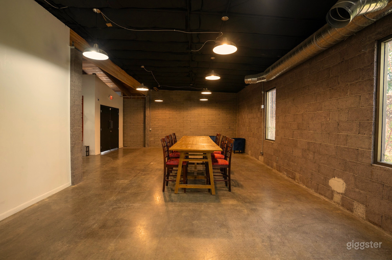  Meeting Space | Studio Rental: Modern design, ample natural light, versatile layouts, professional equipment-friendly, high-speed internet. Ideal for corporate shoots, interviews, and content creation. 