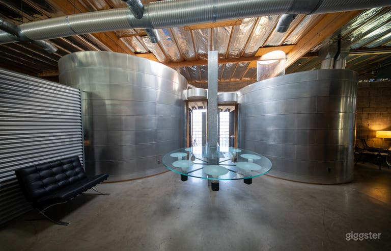  Meeting Space | Studio Rental: Modern design, ample natural light, versatile layouts, professional equipment-friendly, high-speed internet. Ideal for corporate shoots, interviews, and content creation. 