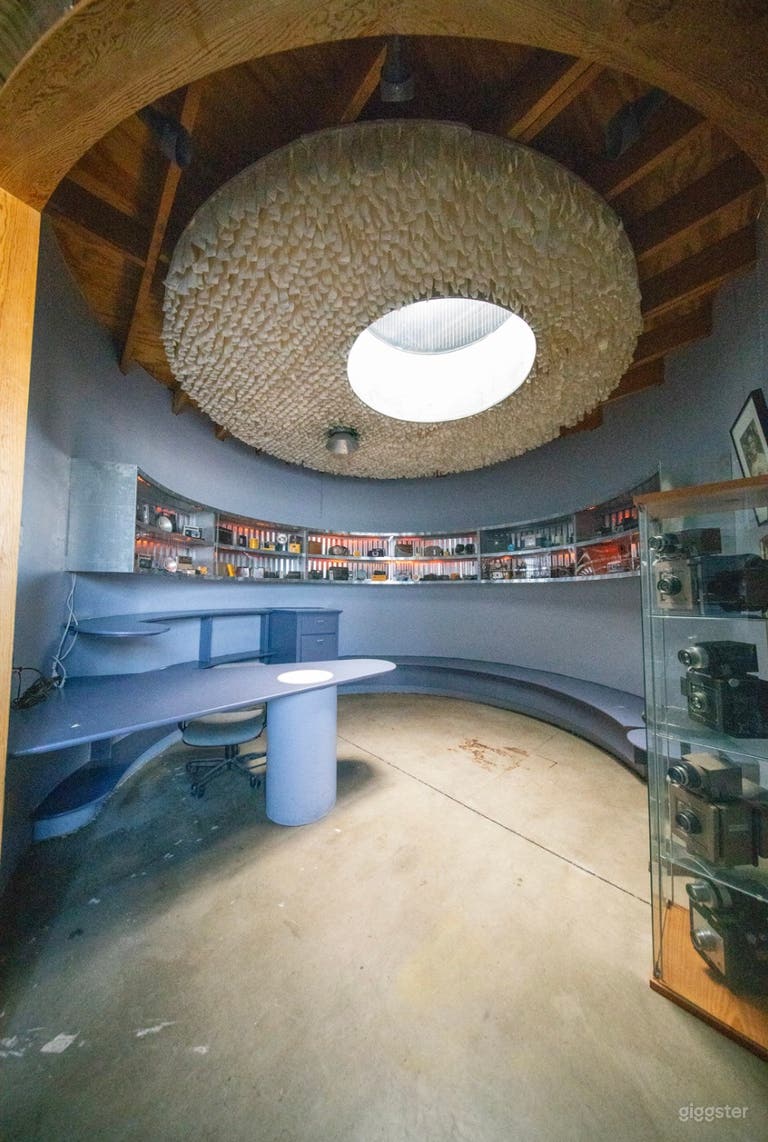  Meeting Space | Studio Rental: Modern design, ample natural light, versatile layouts, professional equipment-friendly, high-speed internet. Ideal for corporate shoots, interviews, and content creation. 