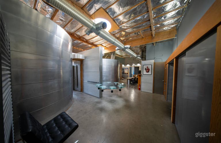  Meeting Space | Studio Rental: Modern design, ample natural light, versatile layouts, professional equipment-friendly, high-speed internet. Ideal for corporate shoots, interviews, and content creation. 