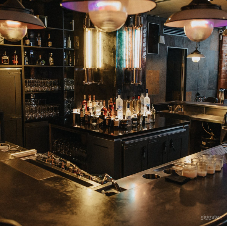  Lovely Basement Area in London 