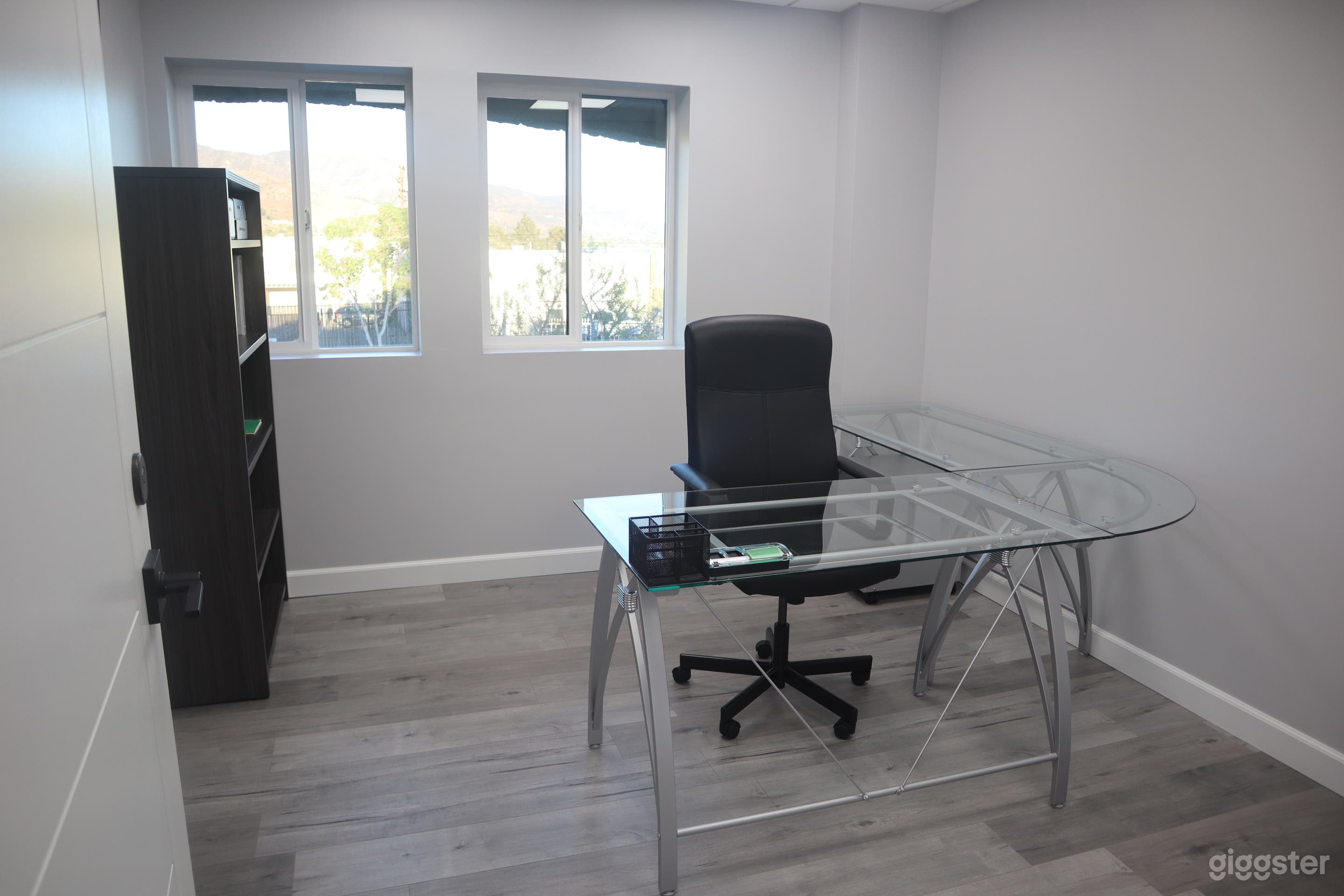 Multiple offices for filming  Photo 4