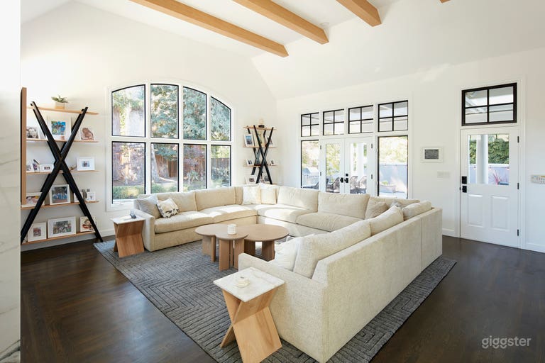  Sala de estar hundida de 20' x 20' con asientos para 15 y vistas al patio trasero, piscina y patio. Vigas expuestas y techos altos 