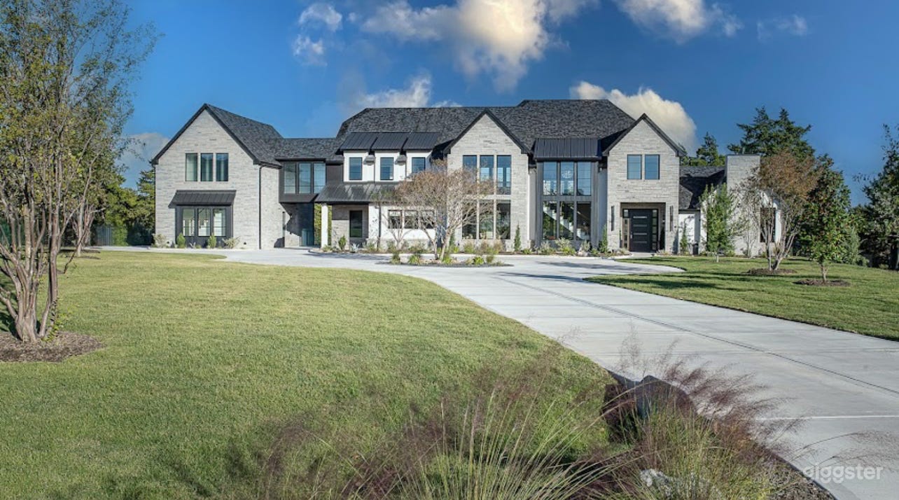 Luxury Sunlit Home Studio Photo 2