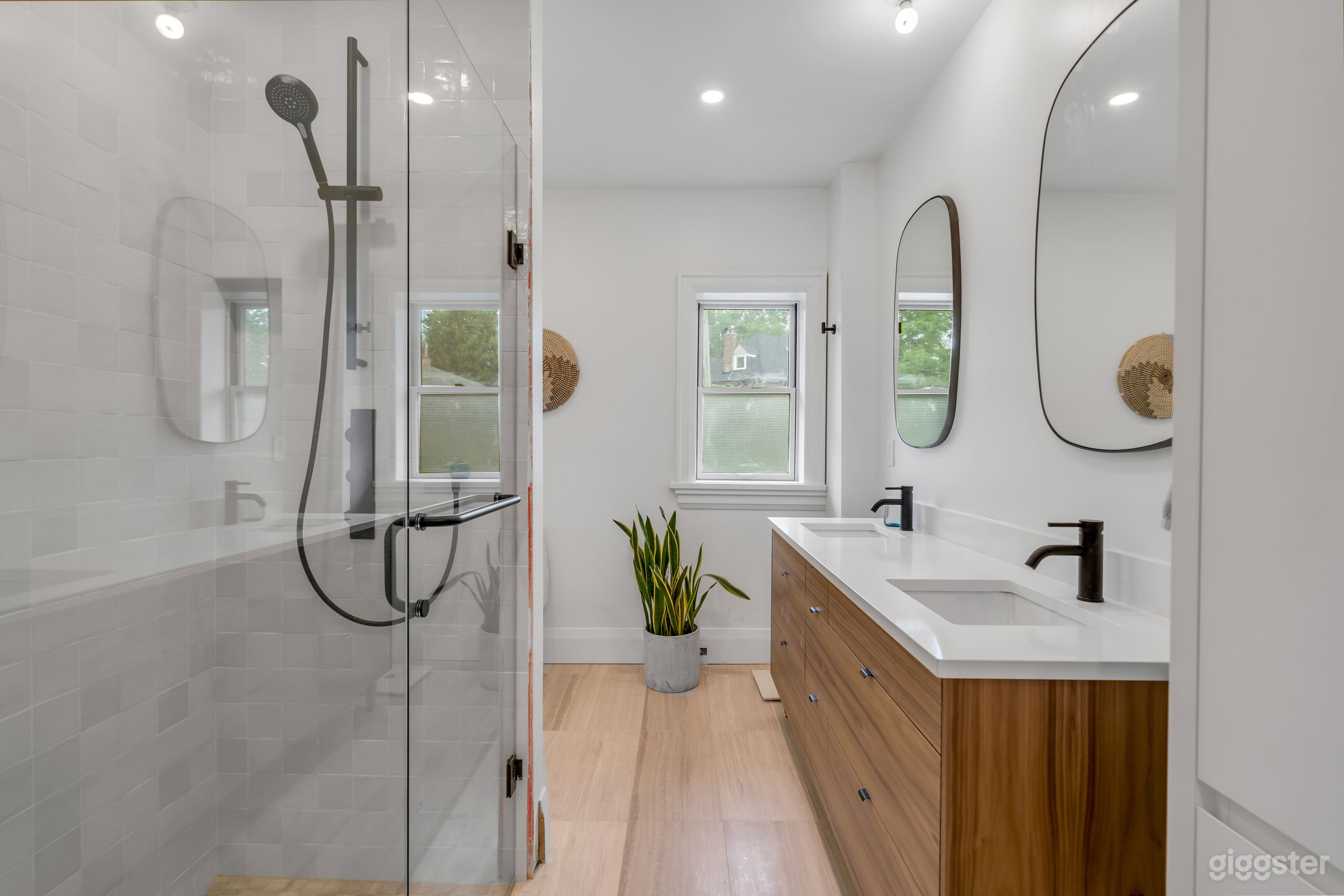 Modern 3-Bedroom Home with Natural Light | High Ceilings Photo 4