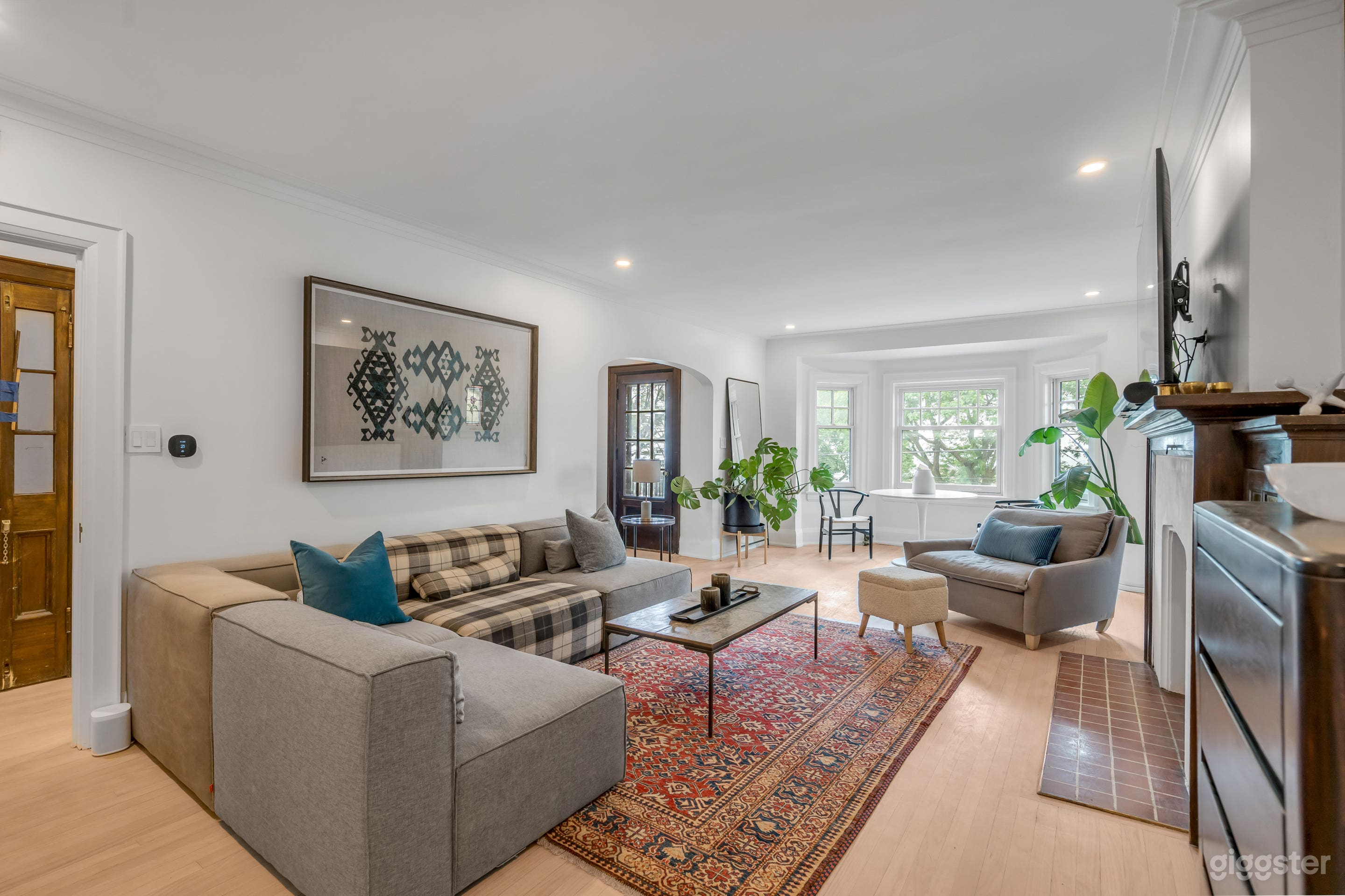 Modern 3-Bedroom Home with Natural Light | High Ceilings Photo 3