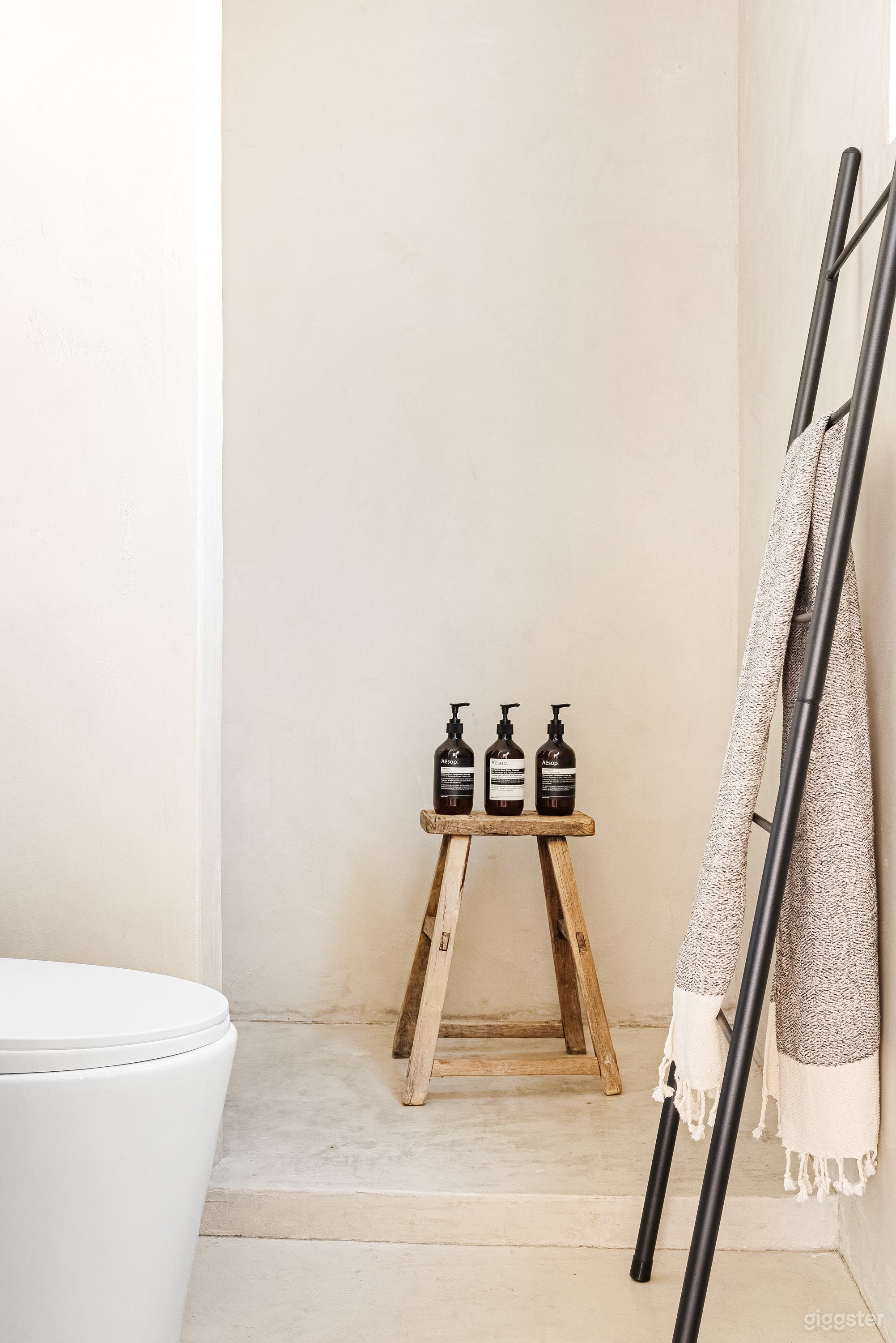 Tranquil Japandi-style Cabin w/ Morrocan Tadelakt Photo 3