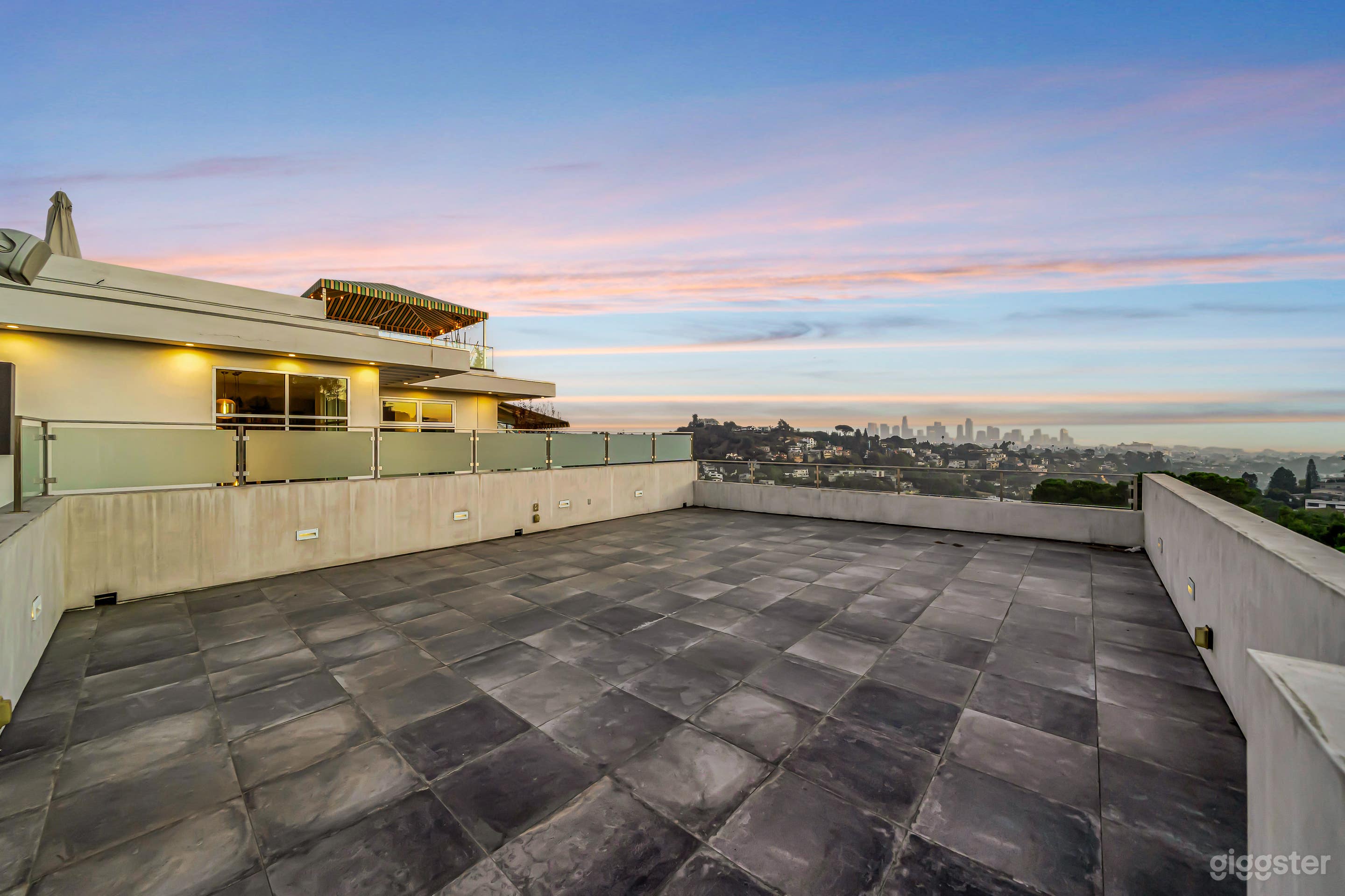 Mansión de 4 Pisos en Hollywood con Vista al Skyline del Centro Foto 3