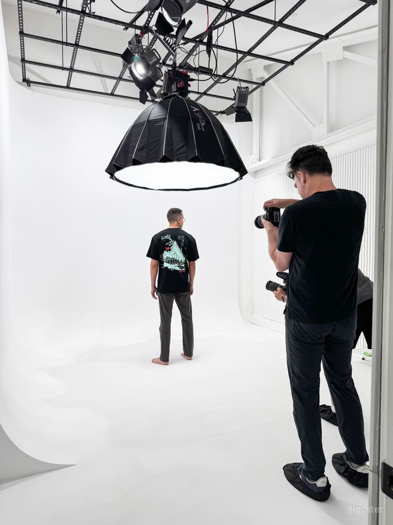 Photo/Video Cyc Wall Studio – RGB Lit 