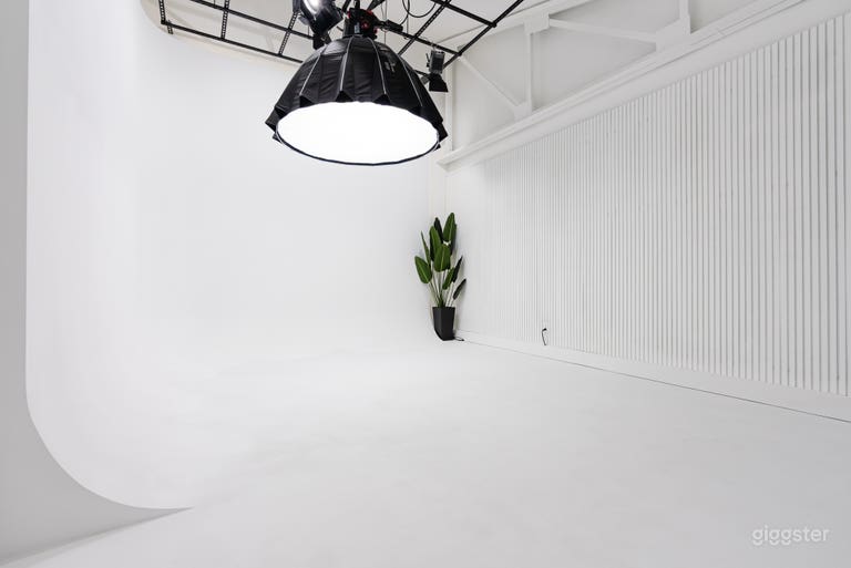  Photo/Video Cyc Wall Studio – RGB Lit 