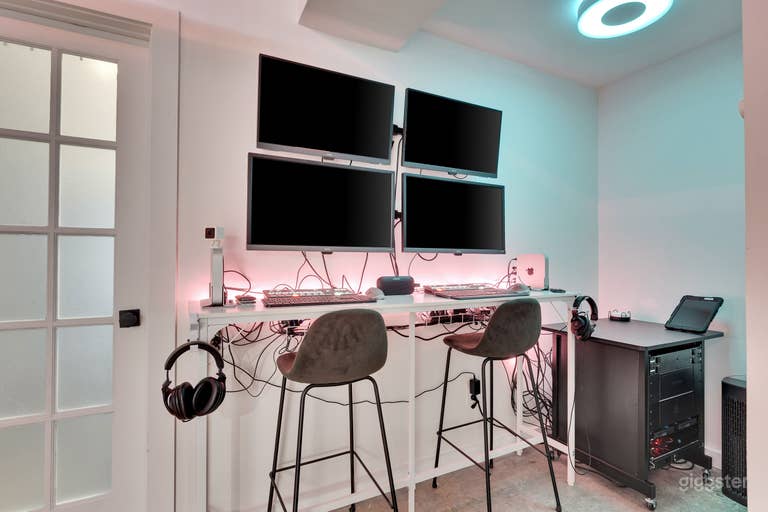  Photo/Video Cyc Wall Studio – RGB Lit 