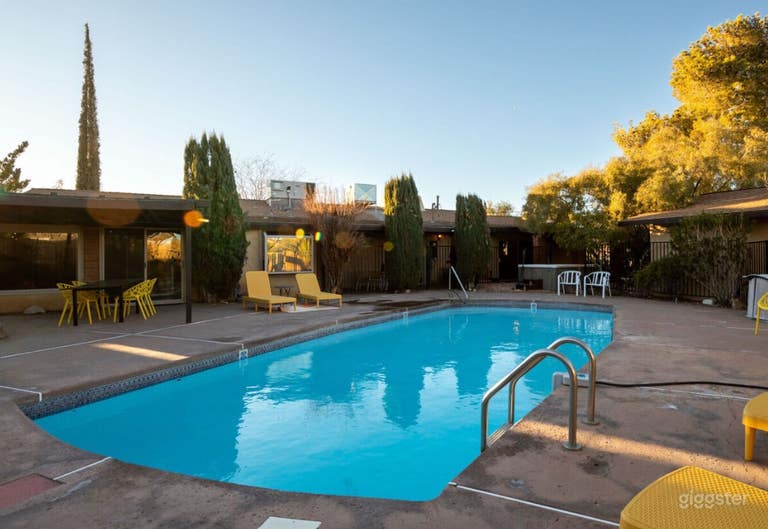  Comfortable Pool Area in the Dessert 