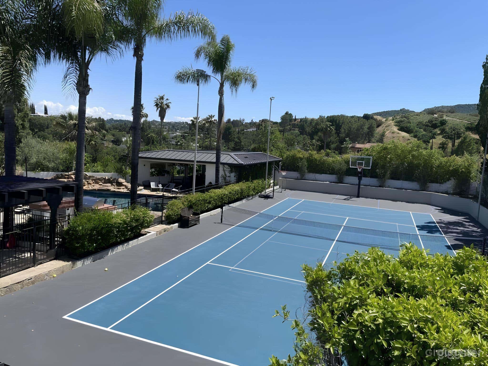 Pickelball/Tennis court paradise Photo 2