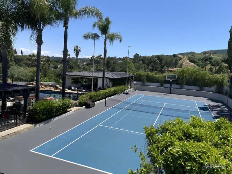  Pickelball/Tennis court paradise 