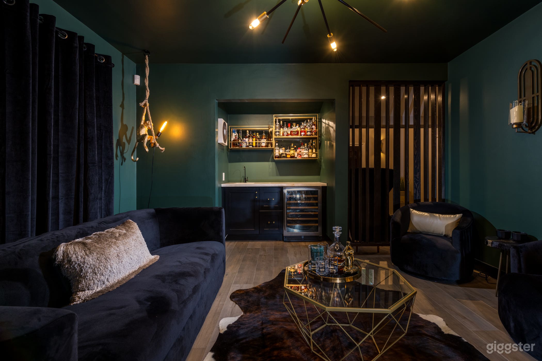 HIDDEN VALLEY MIDCENTURY BUNGALOW/MOODY INTERIOR Photo 4