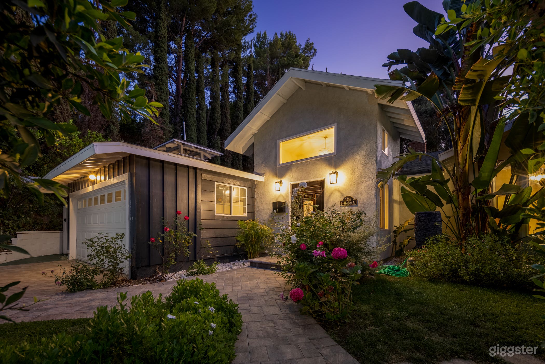 HIDDEN VALLEY MIDCENTURY BUNGALOW/MOODY INTERIOR Photo 2