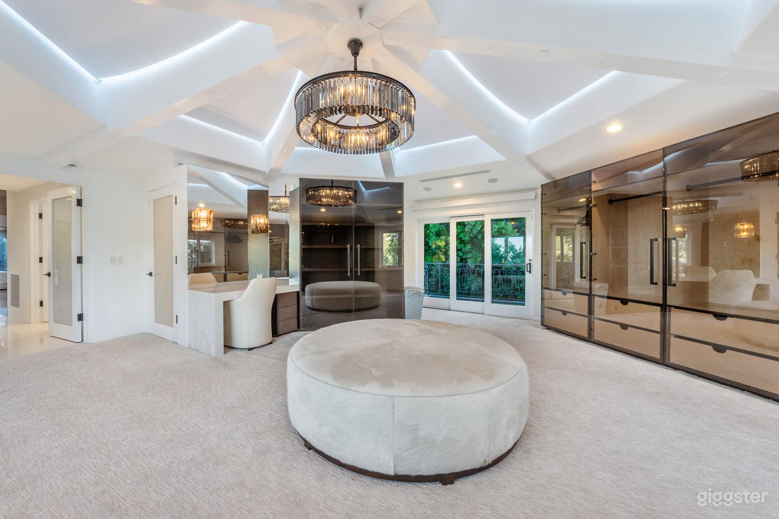 European-Style Estate w/ Sweeping City Views Photo 4