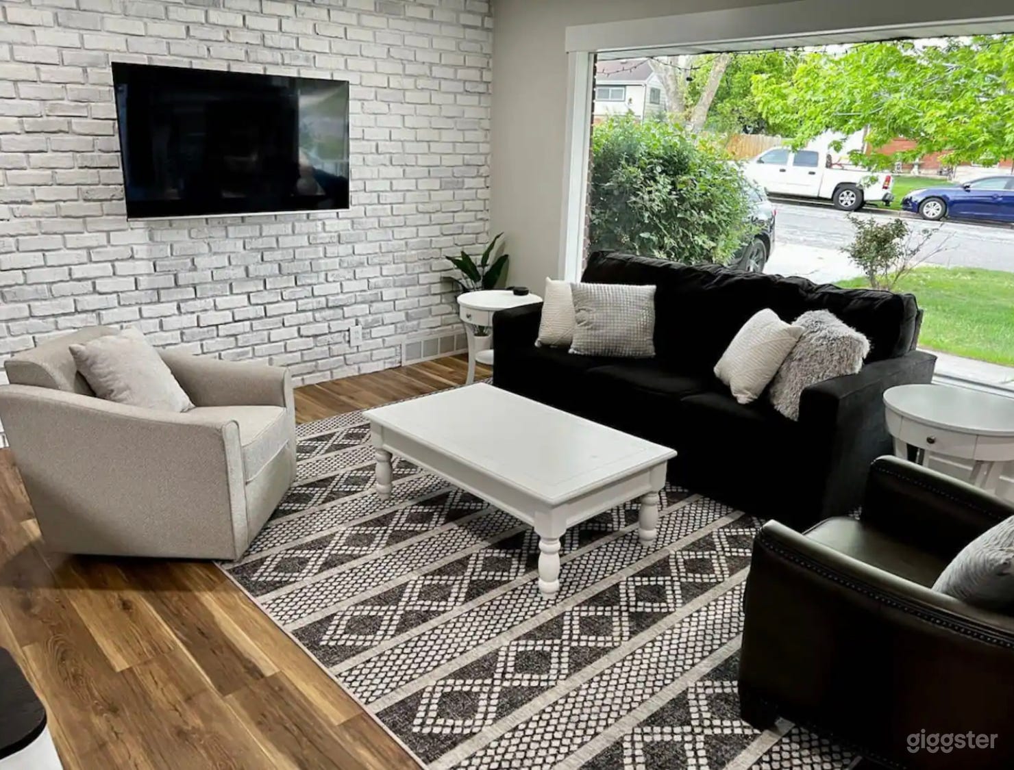 Red brick, beautiful interior, game room, fun Photo 1