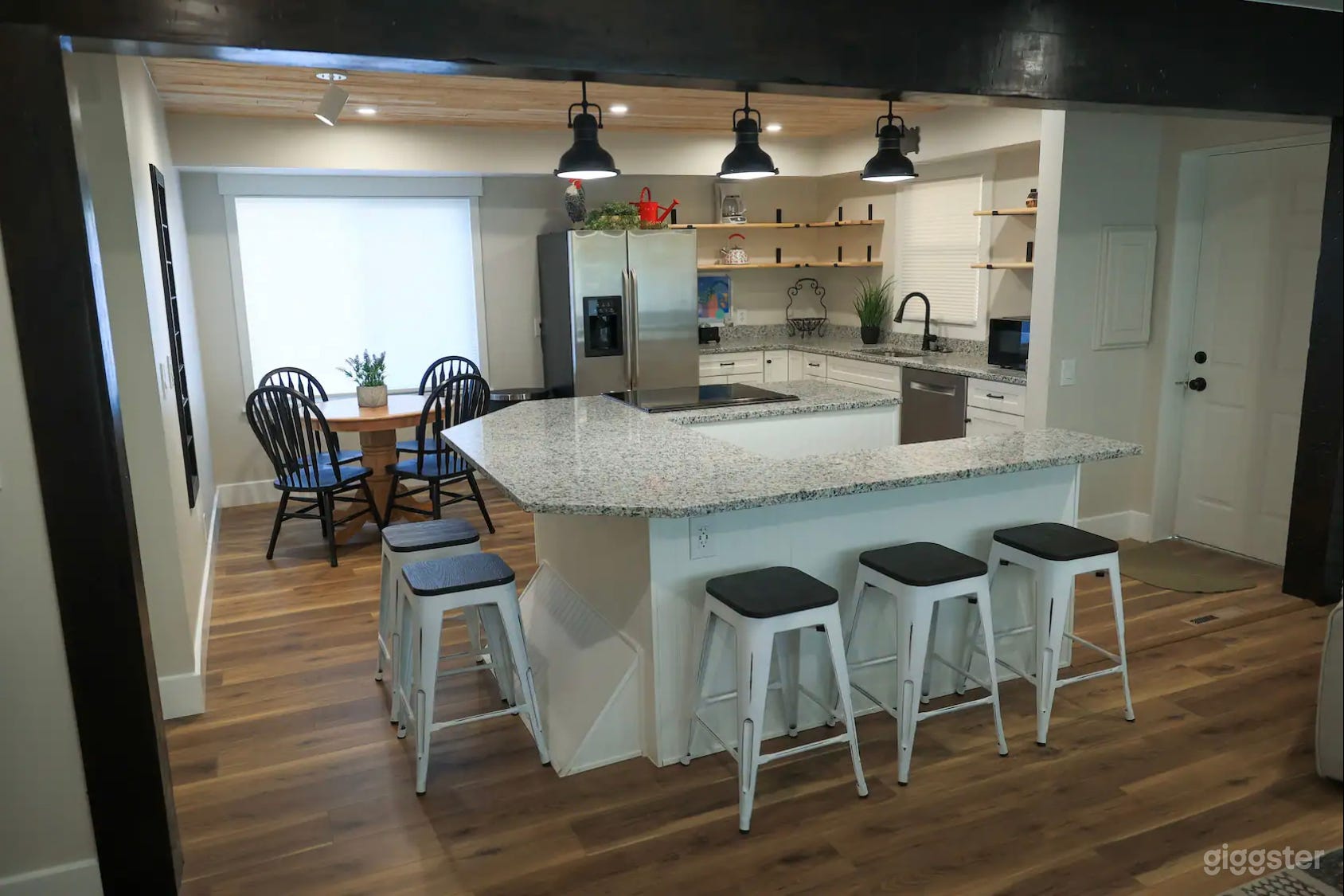 Red brick, beautiful interior, game room, fun Photo 2