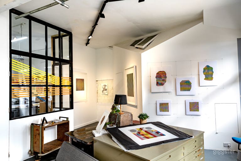  Galería desde el acceso principal al edificio desde el nivel de la calle. 