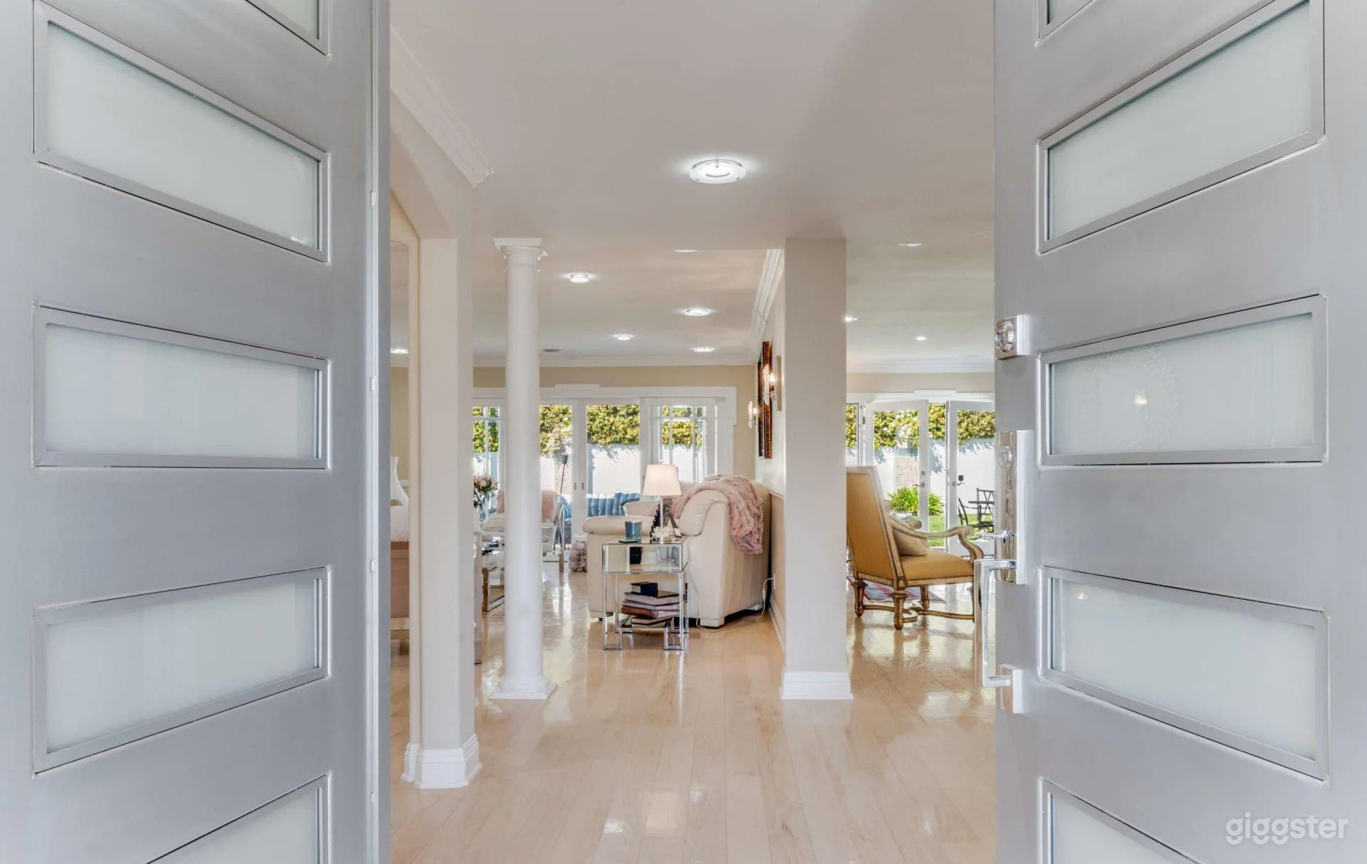 Bright and breezy Mid Century Modern Estate w/ Back yard Access Photo 2