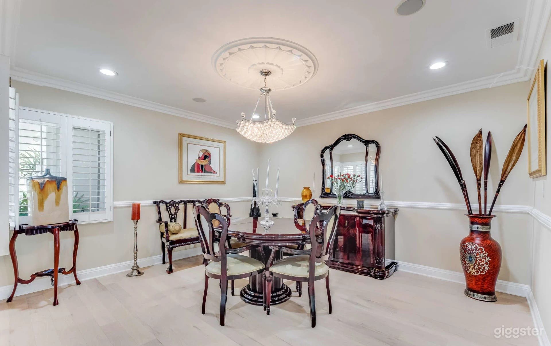 Bright and breezy Mid Century Modern Estate w/ Back yard Access Photo 4