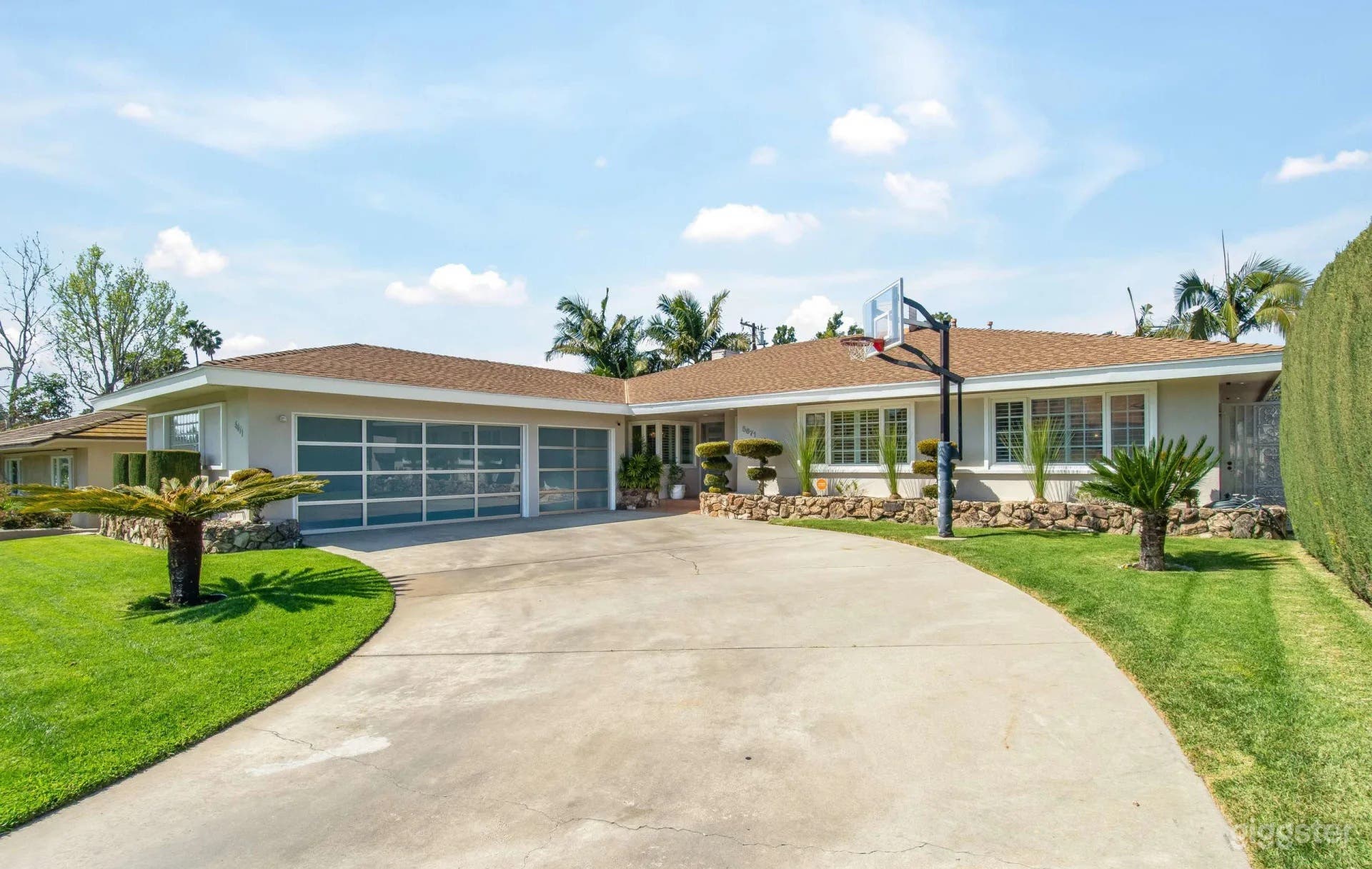 Bright and breezy Mid Century Modern Estate w/ Back yard Access Photo 3