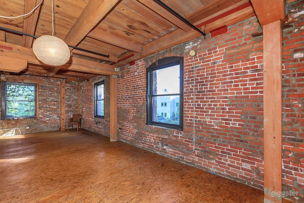 1220 SQFT Loft 200 Photo 2