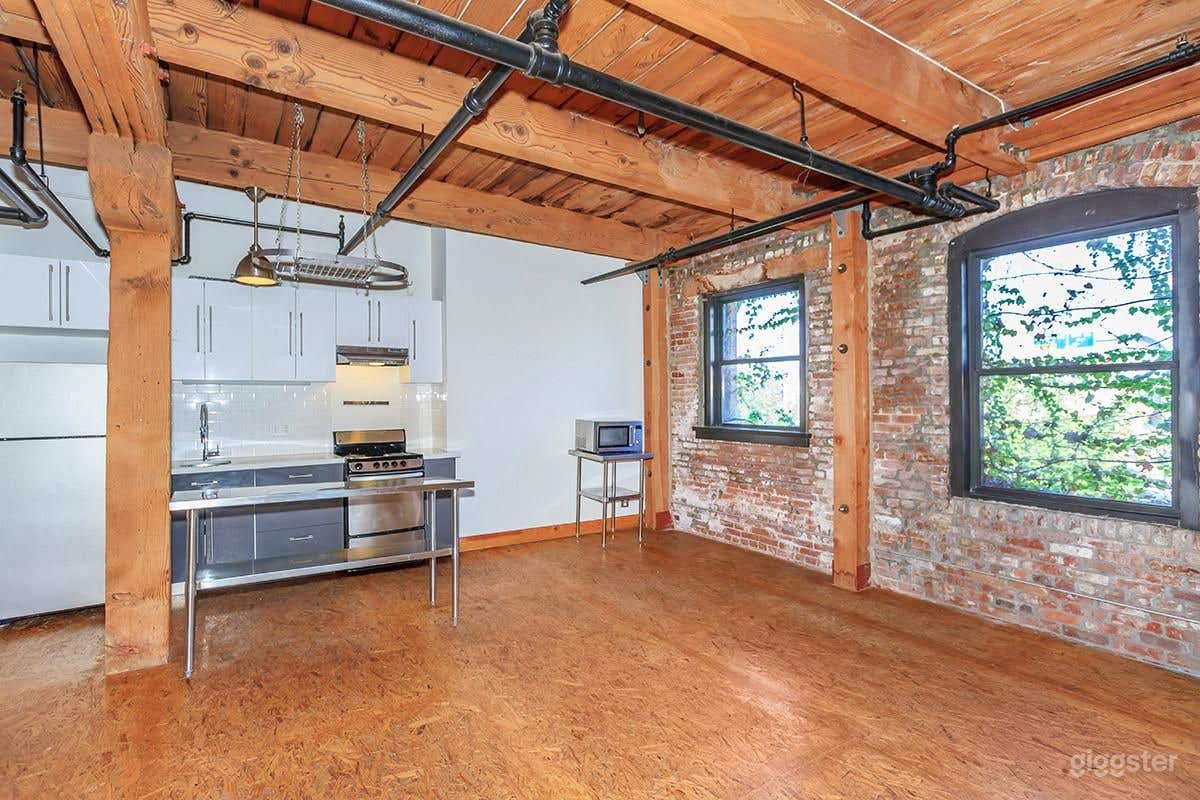 1220 SQFT Loft 200 Photo 4