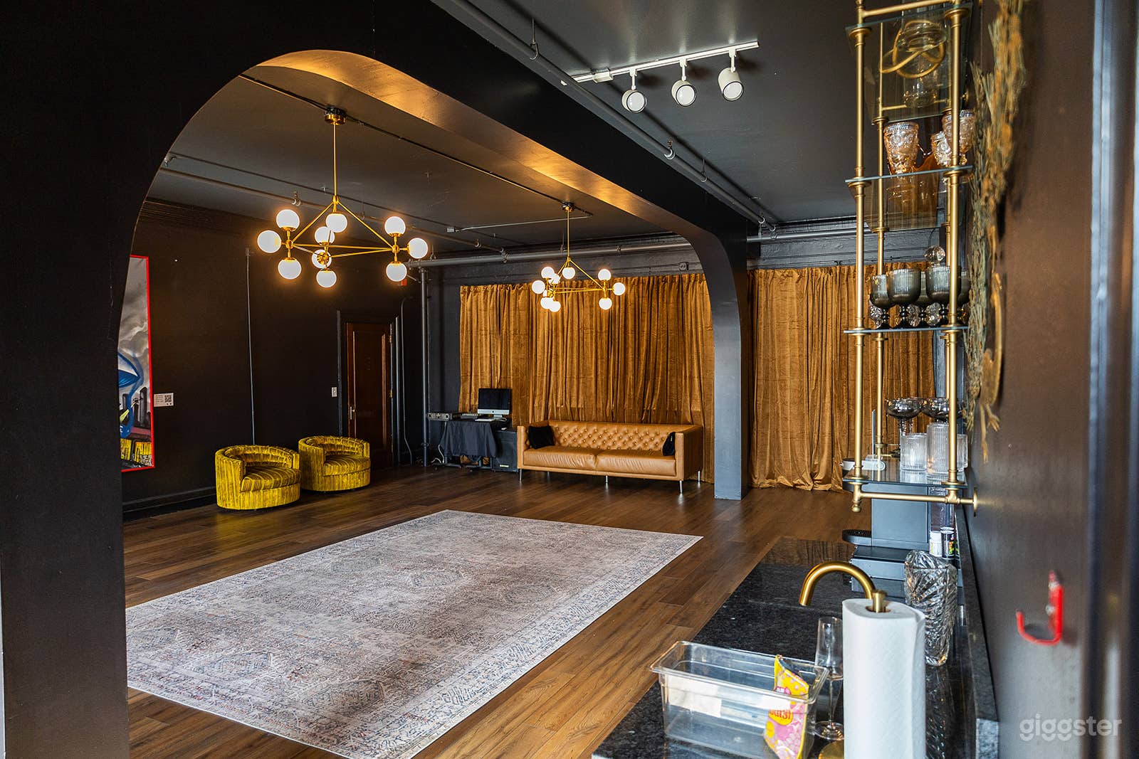 Vintage Green Room Photo 4