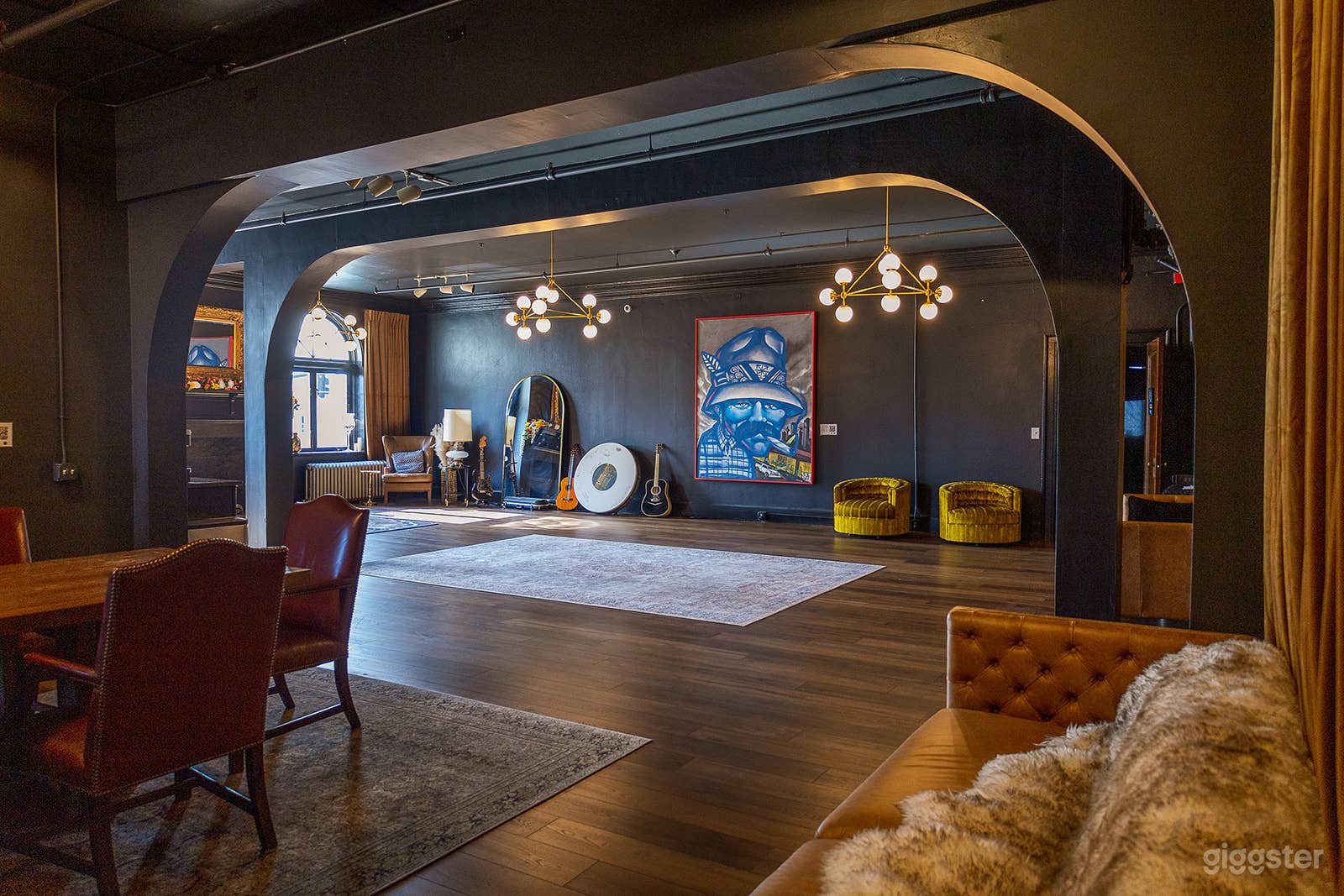 Vintage Green Room Photo 2