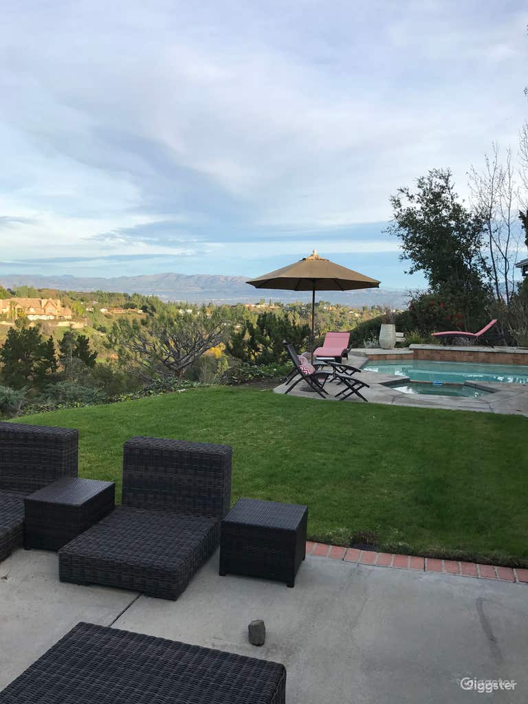  Relaxing Pool in a Contempory Home in Encino Hills 