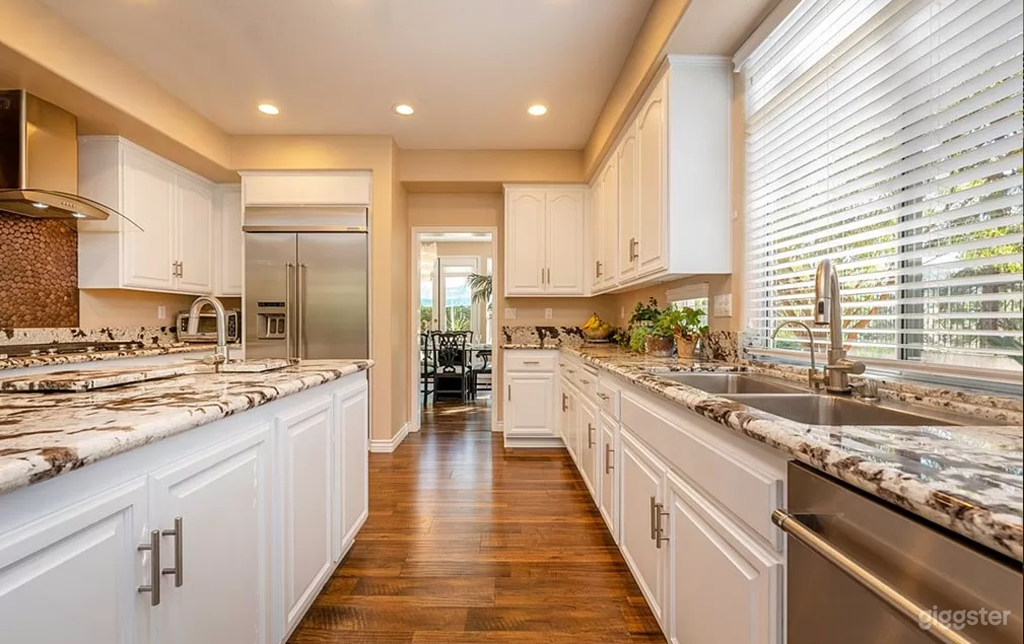 Modern, elegant home Photo 4