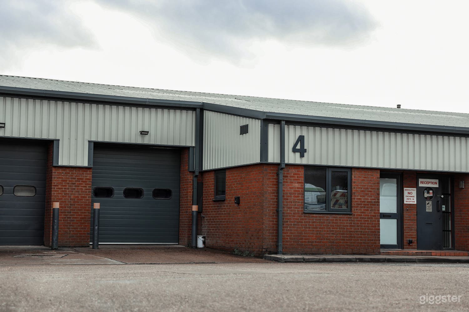 Blackout Studio/ High Ceiling/ Drive-In Access Photo 3