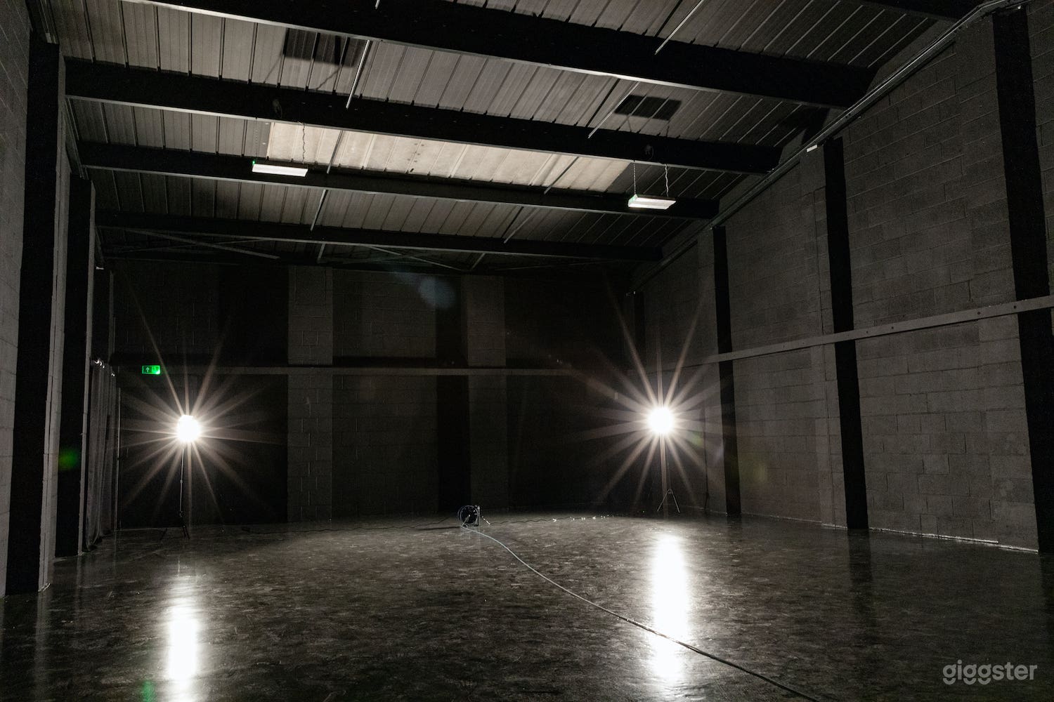 Blackout Studio/ High Ceiling/ Drive-In Access Photo 4