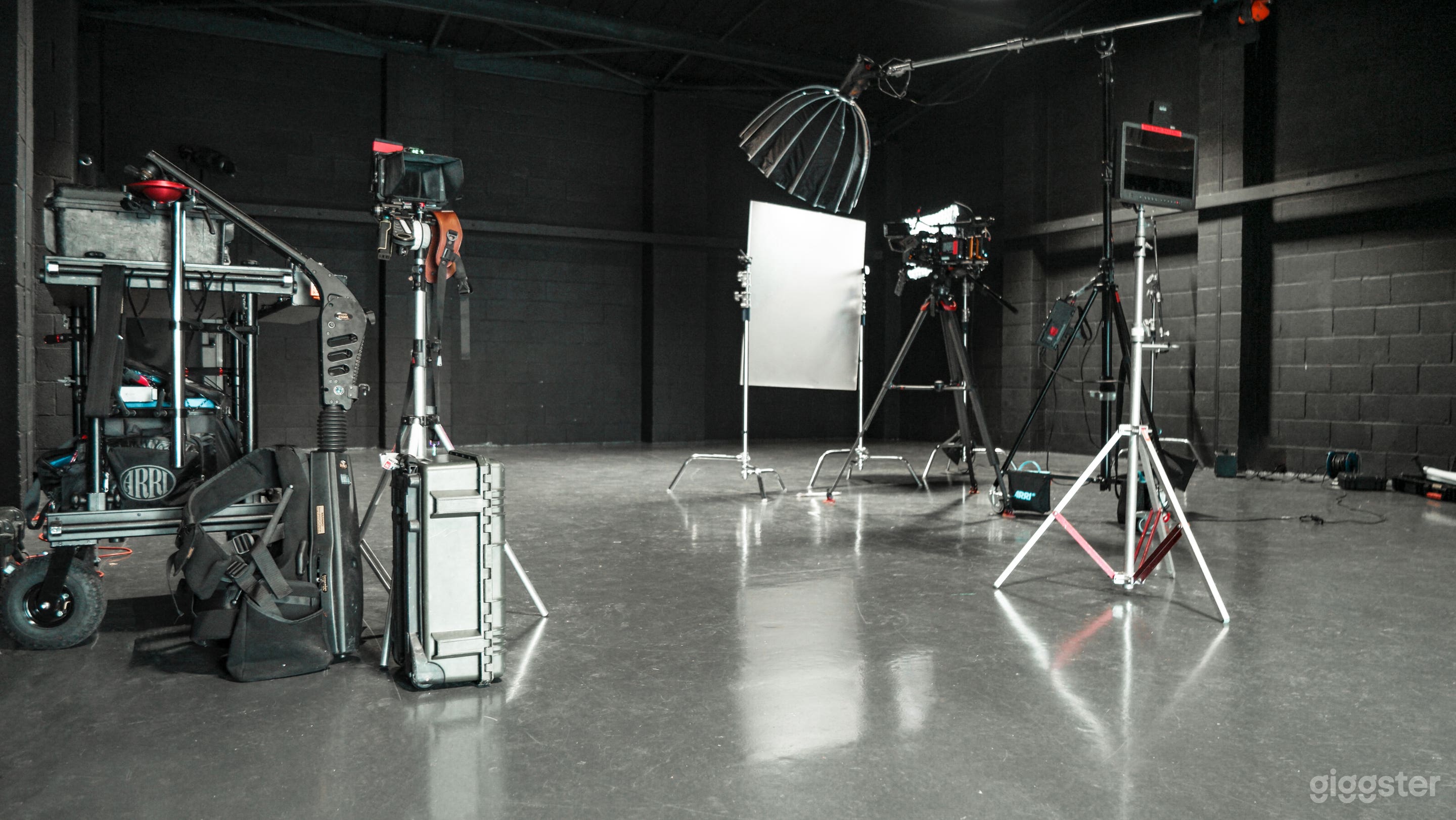 Blackout Studio/ High Ceiling/ Drive-In Access Photo 2