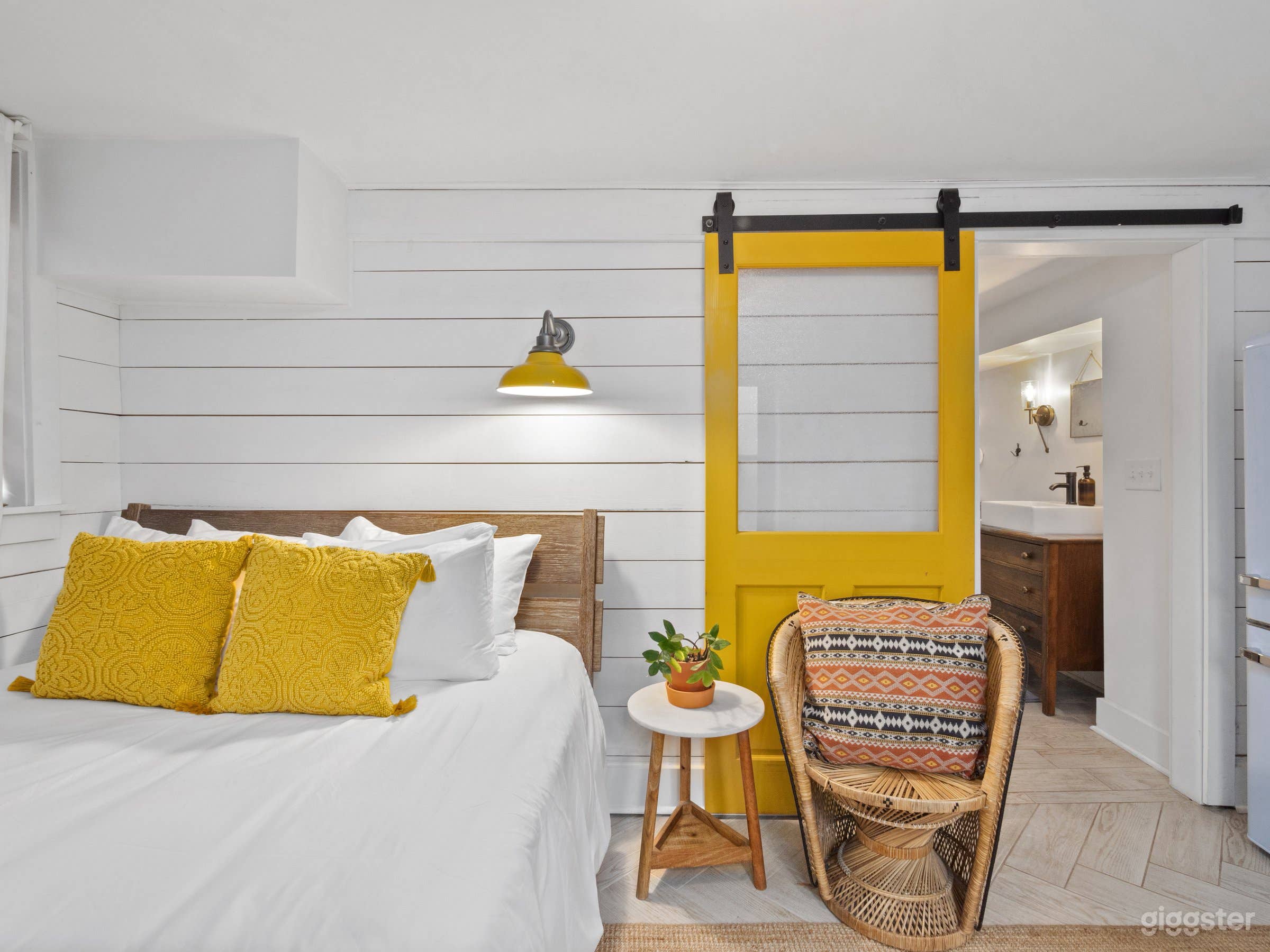 Grant | Designer, Renovated Rental Apartment Photo 3