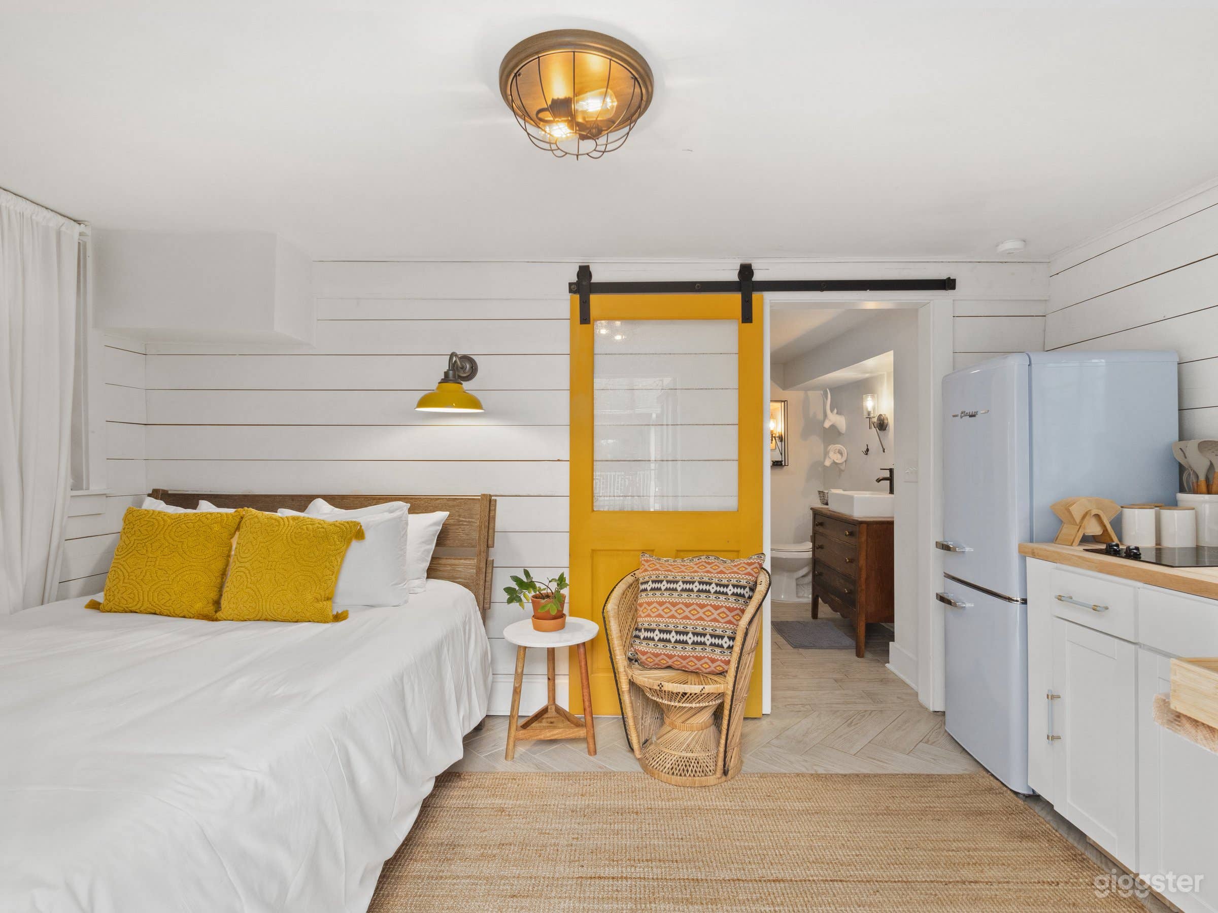 Grant | Designer, Renovated Rental Apartment Photo 1