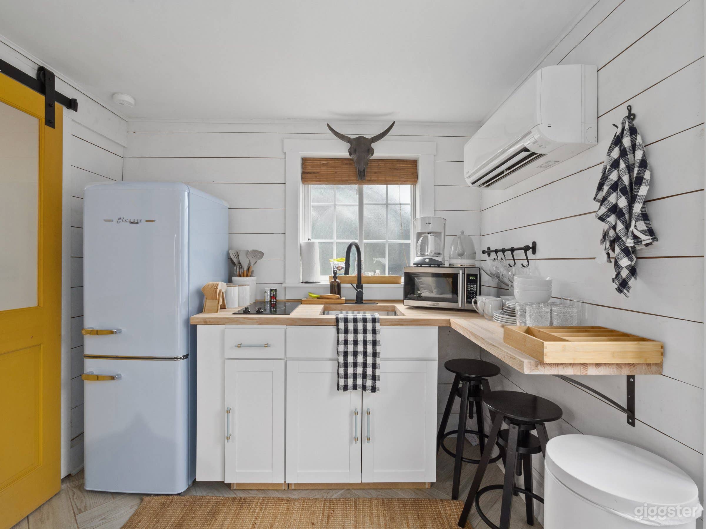 Grant | Designer, Renovated Rental Apartment Photo 2