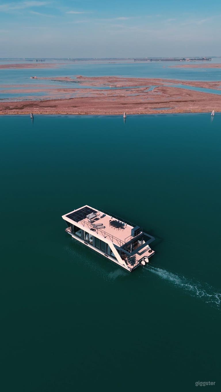  Barca piena durante la navigazione 