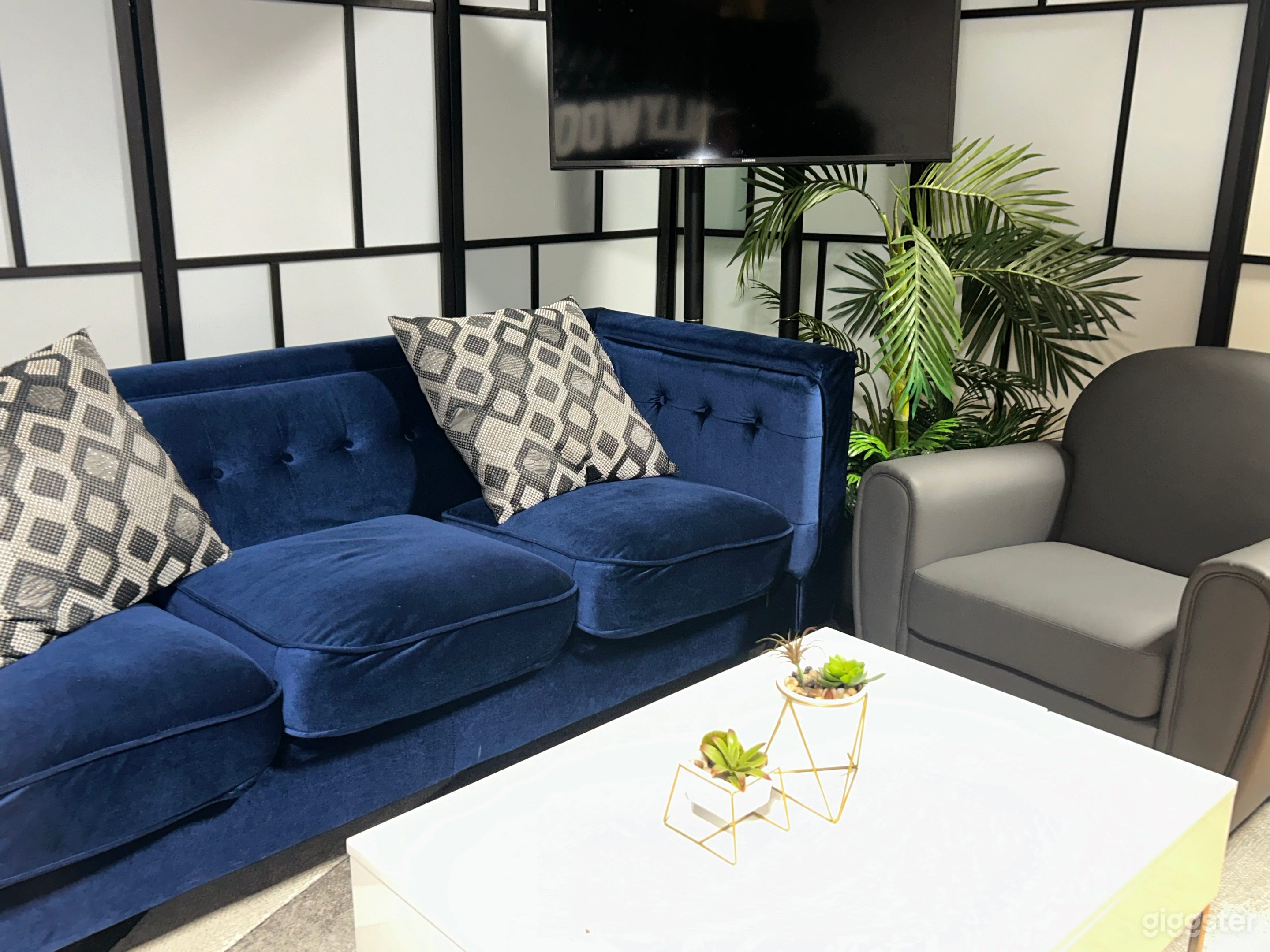 Green Screen Film/Photo/Podcast Studio Hollywood Photo 3