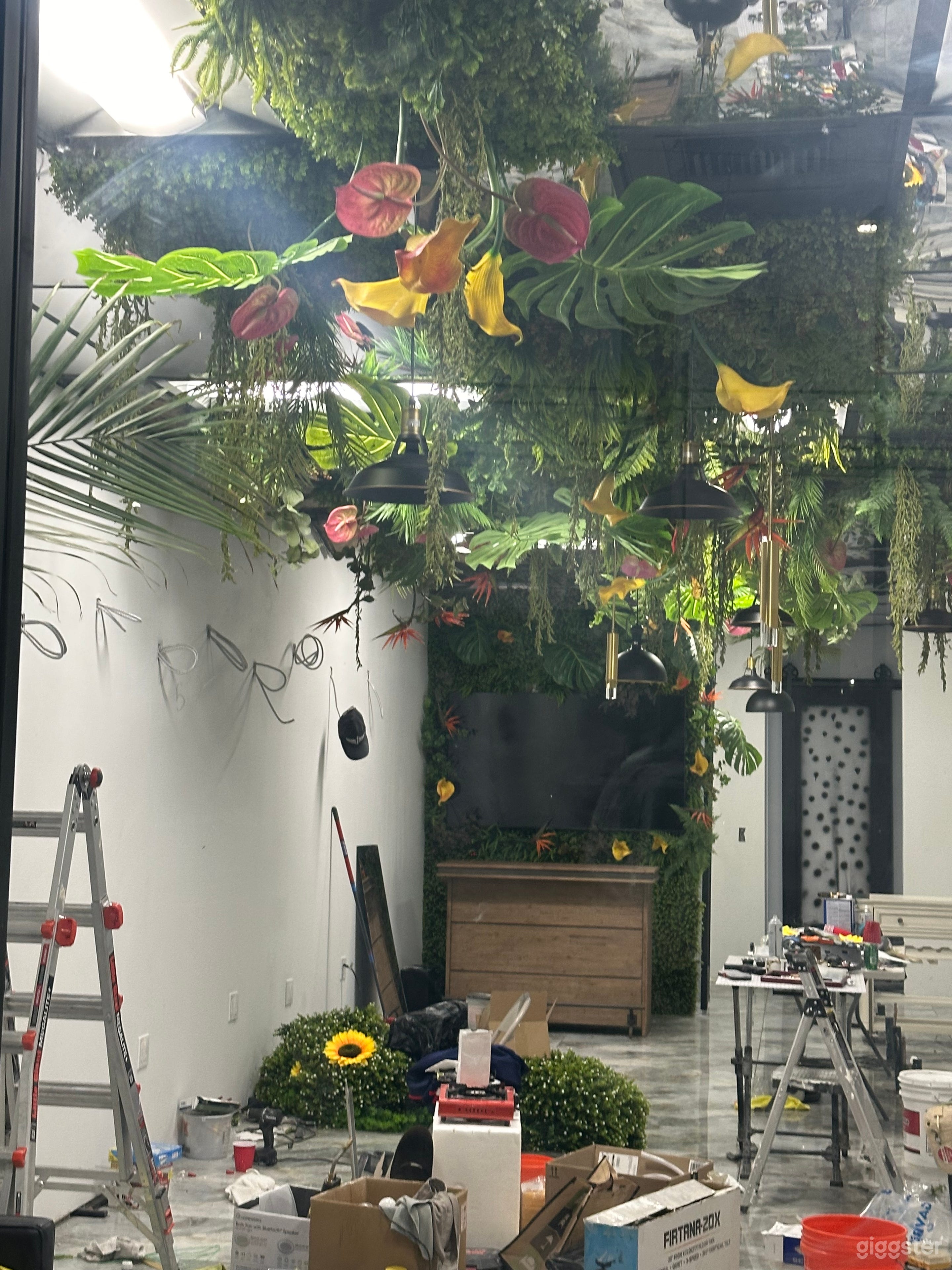 Salon designed by famous french designer Photo 1