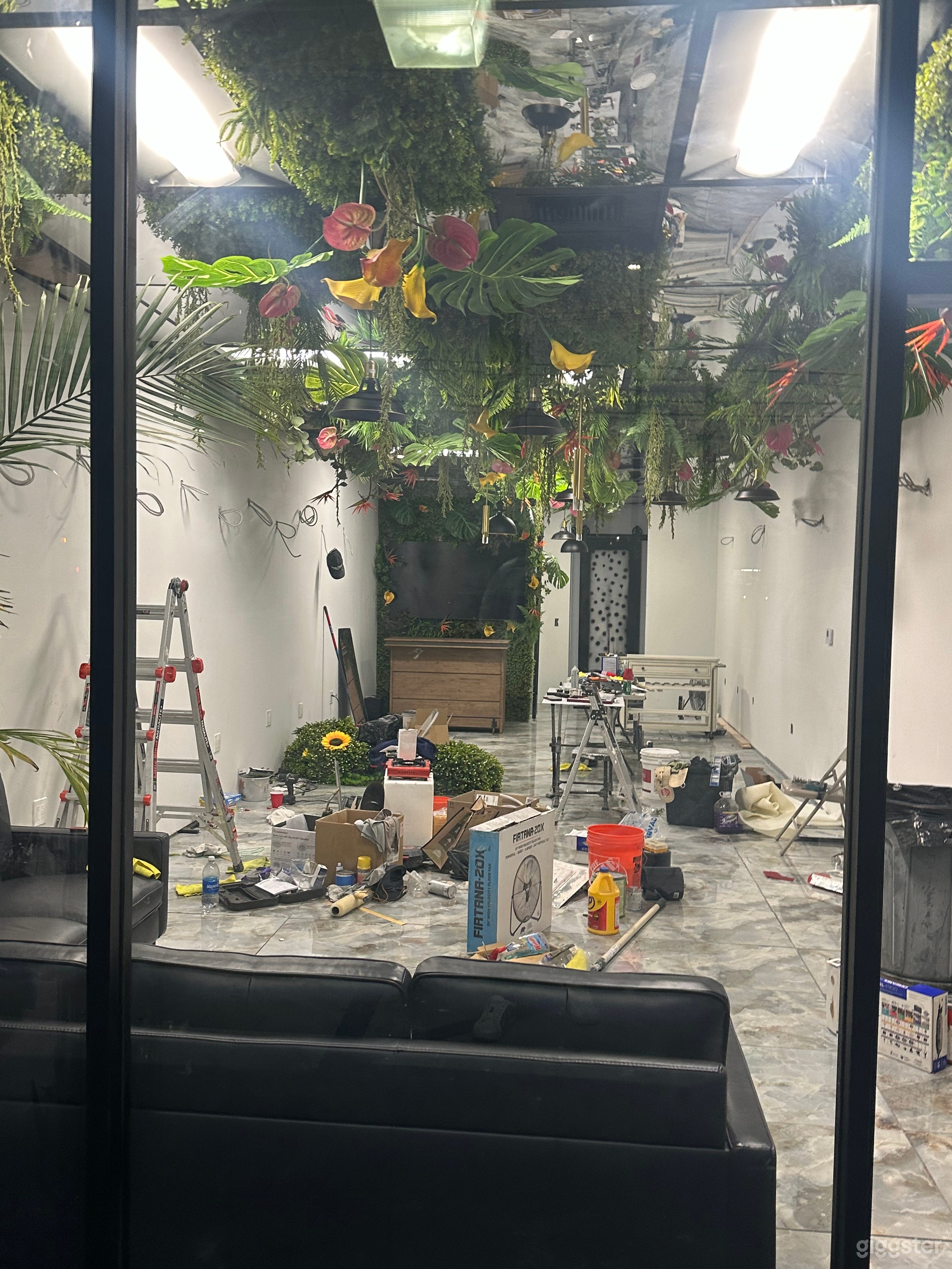 Salon designed by famous french designer Photo 2