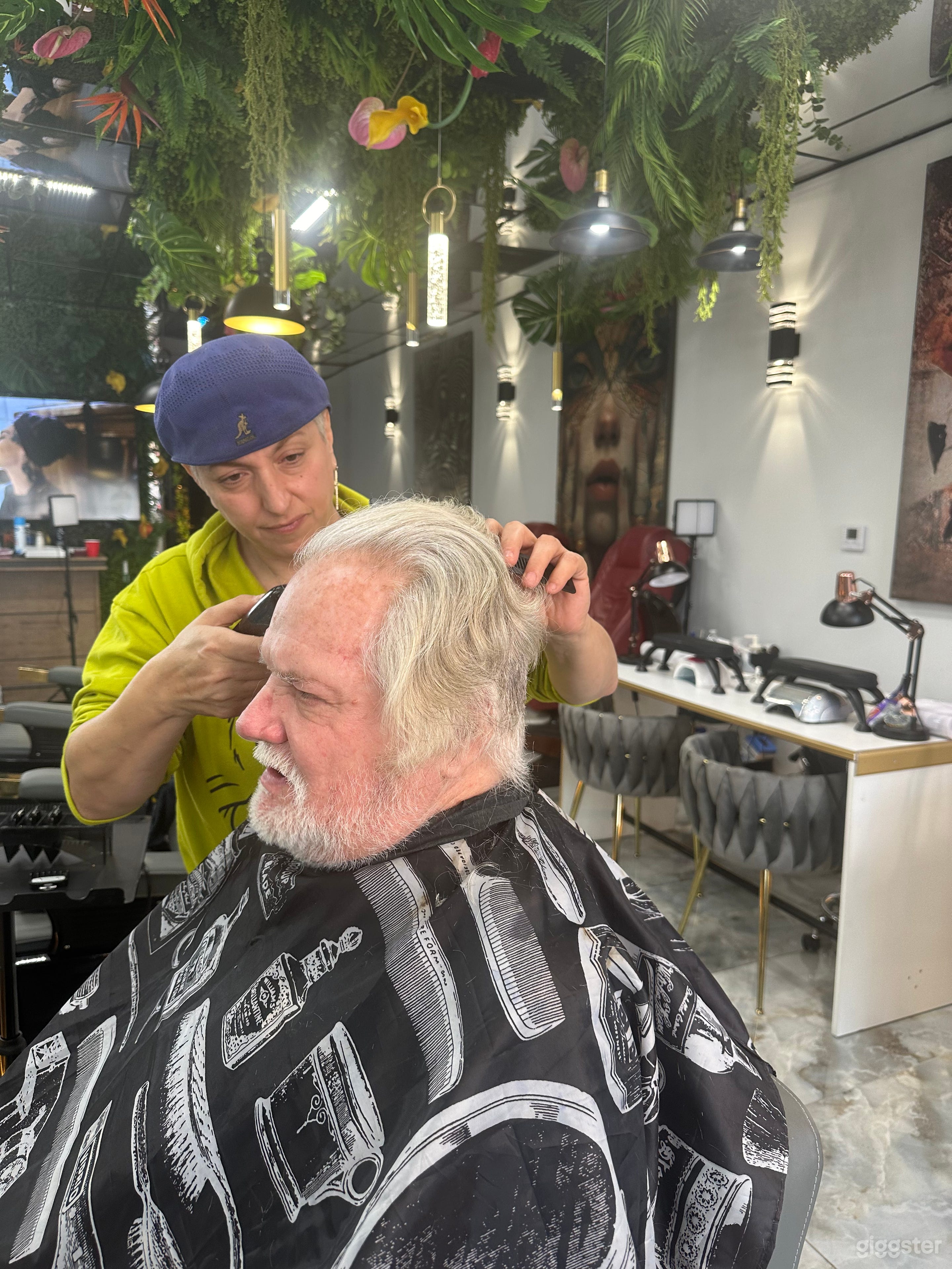 Salon designed by famous french designer Photo 3