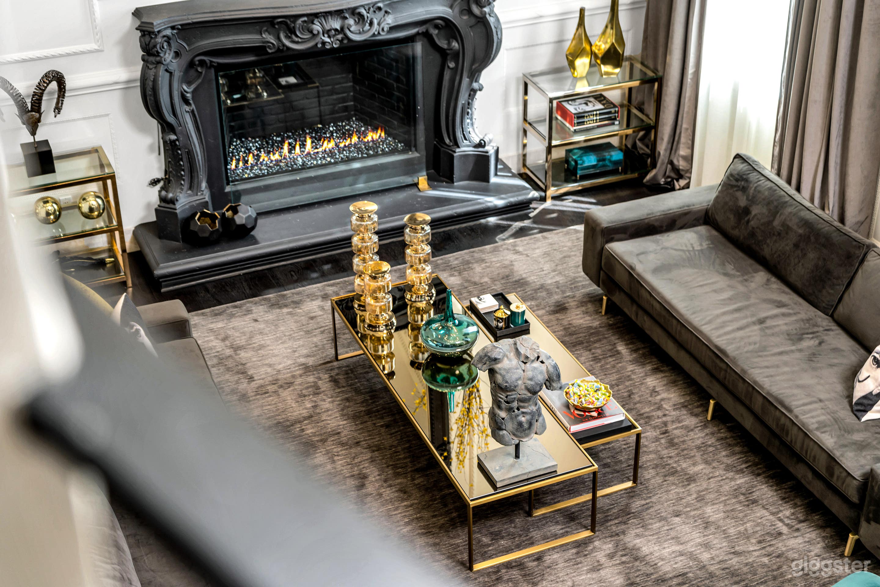 VILLA LEGENDE: LUXE MODERN POP-ART STYLE MANSION Photo 3