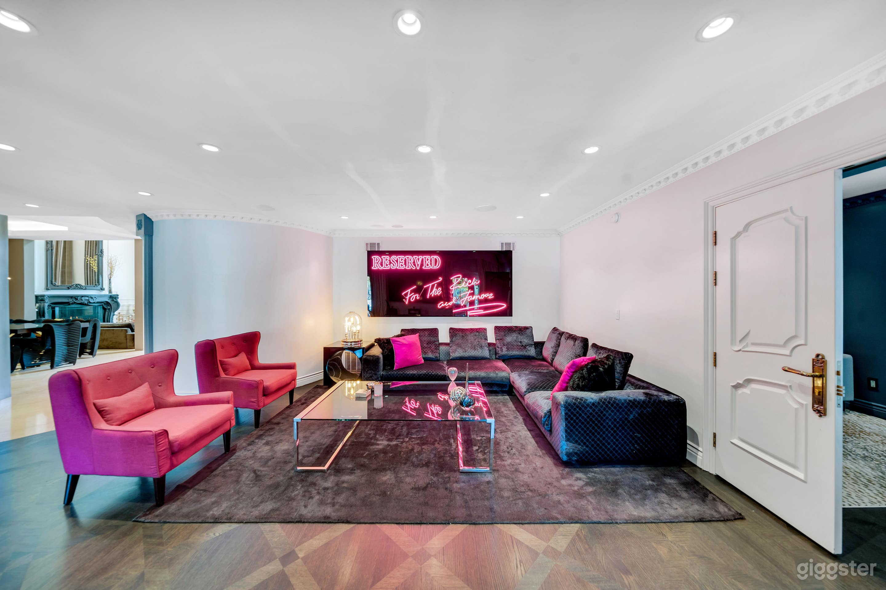 VILLA LEGENDE: LUXE MODERN POP-ART STYLE MANSION Photo 2