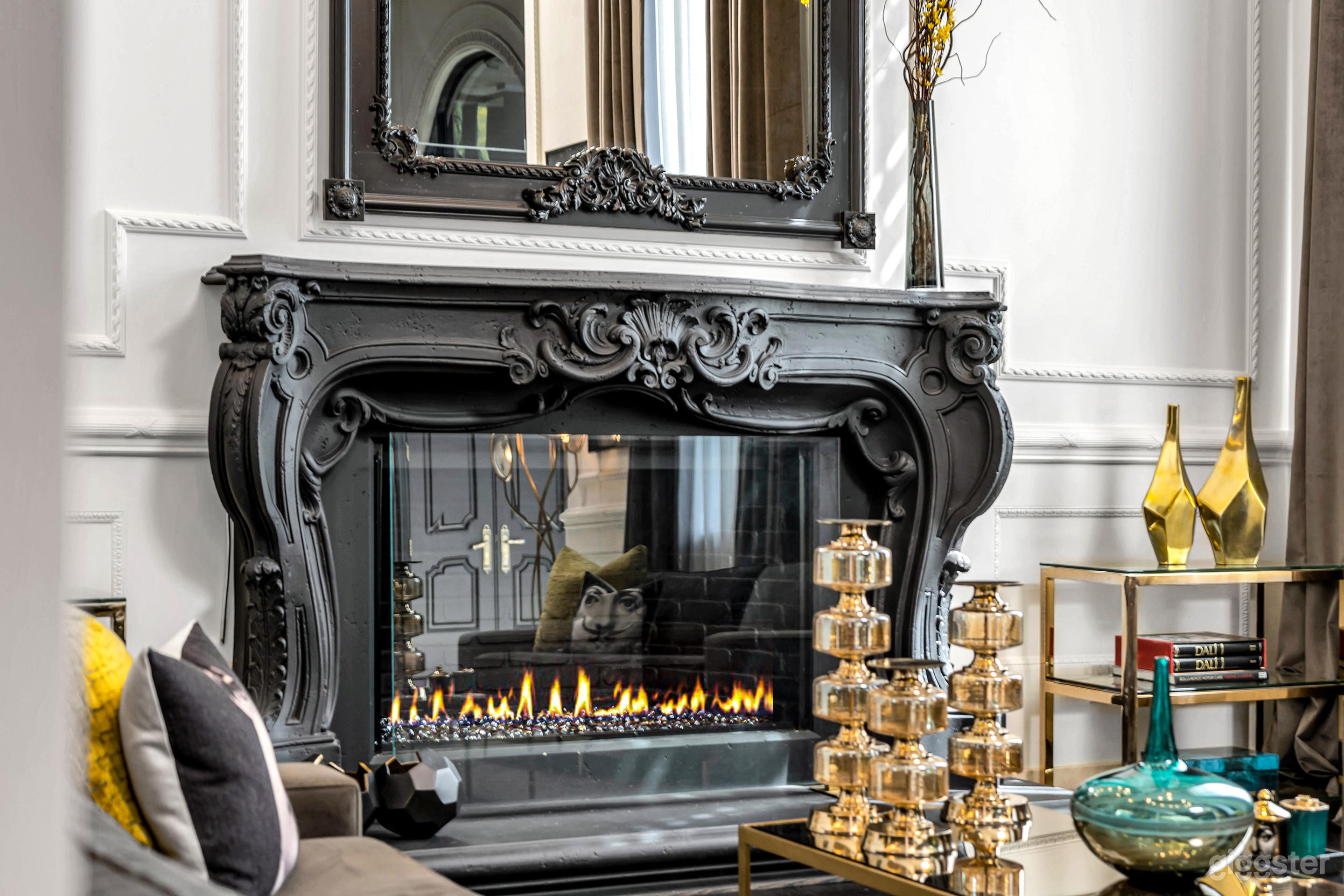 VILLA LEGENDE: LUXE MODERN POP-ART STYLE MANSION Photo 4