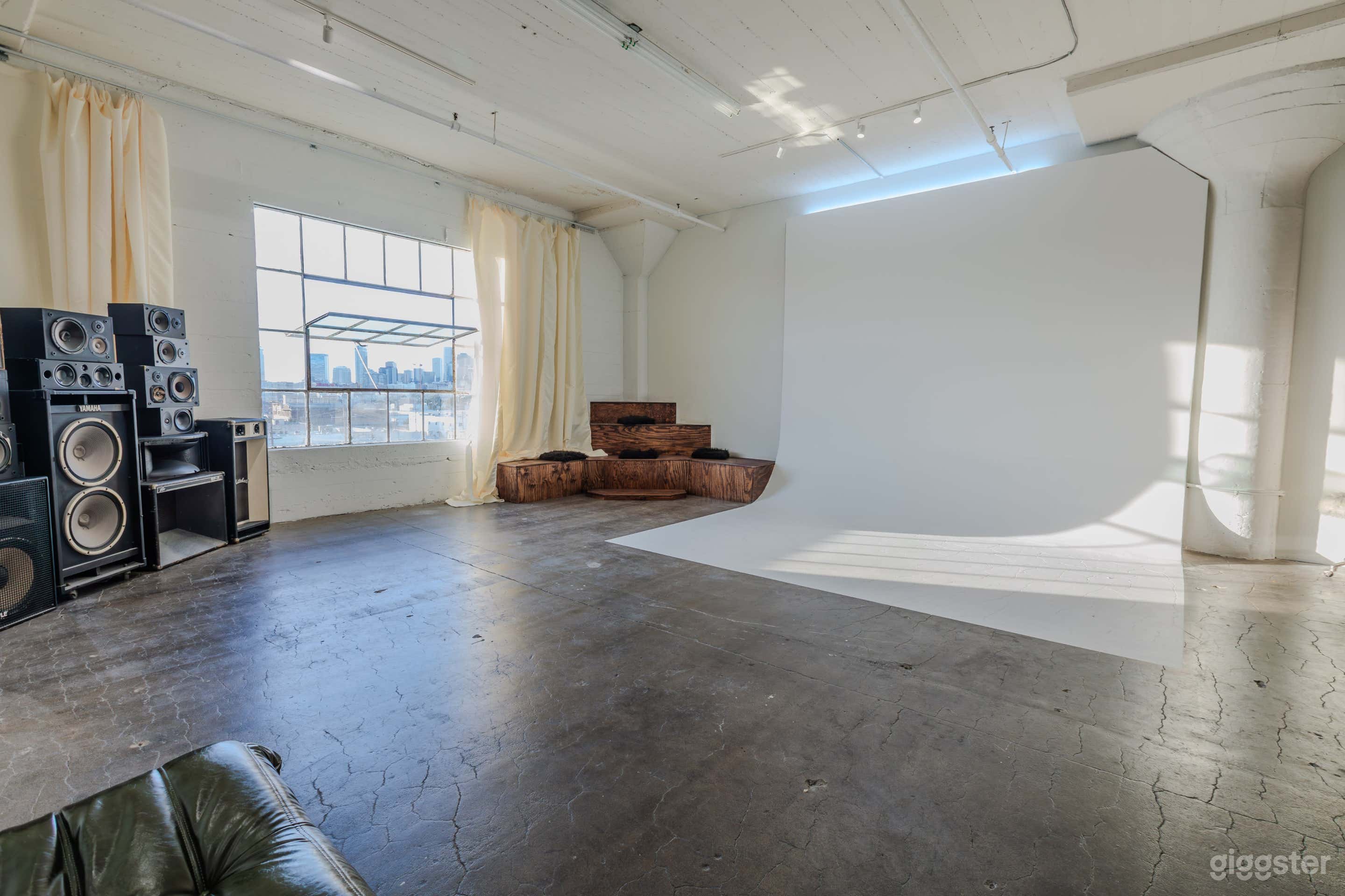 Photo Studio Natural Light, AC, Cyc Wall , FREE Lighting Eq. Photo 1