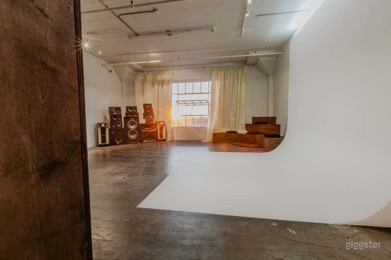  Photo Studio Natural Light, AC, Cyc Wall , FREE Lighting Eq. 