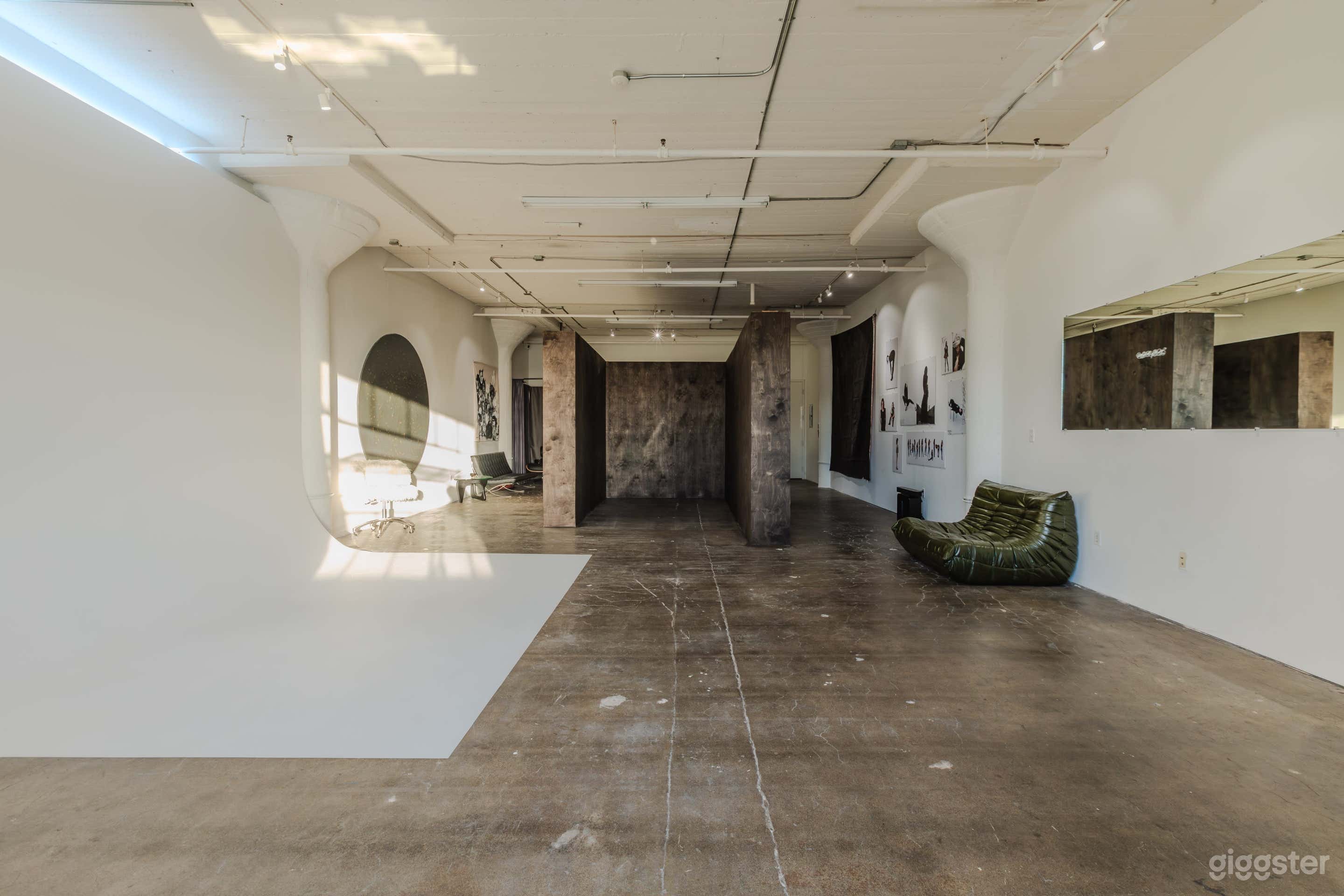 Photo Studio Natural Light, AC, Cyc Wall , FREE Lighting Eq. Photo 4